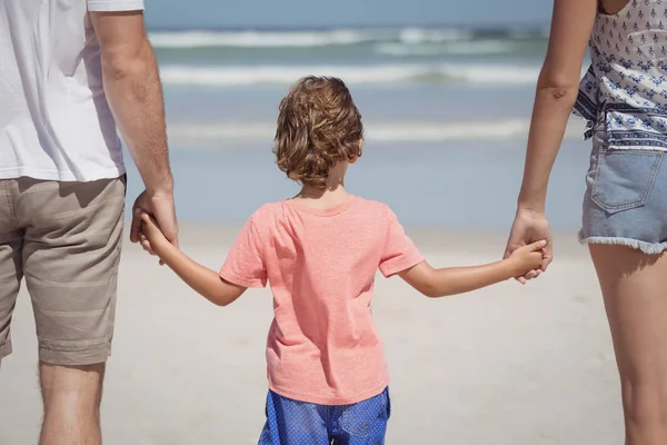 Chłopiec trzyma się za ręce z rodzicami — Zdjęcie stockowe