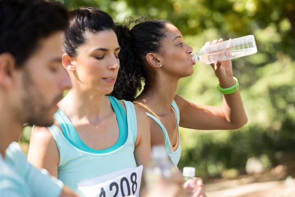 Athlètes marathoniens ayant de l'eau — Photo