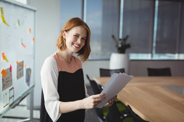 Lächelnder Manager im Besitz von Dokumenten — Stockfoto