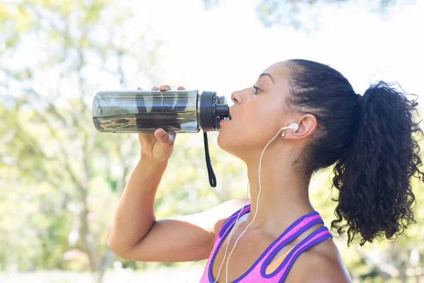 Kvinnliga jogger dricksvatten — Stockfoto