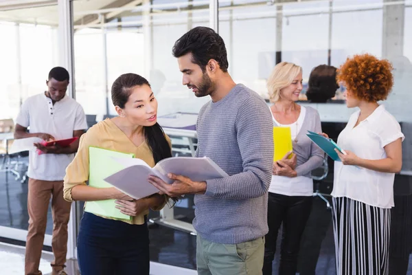 Collega's bespreken in baclony — Stockfoto