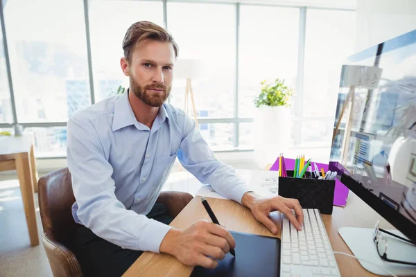 Executive working at desk — Stock Photo, Image