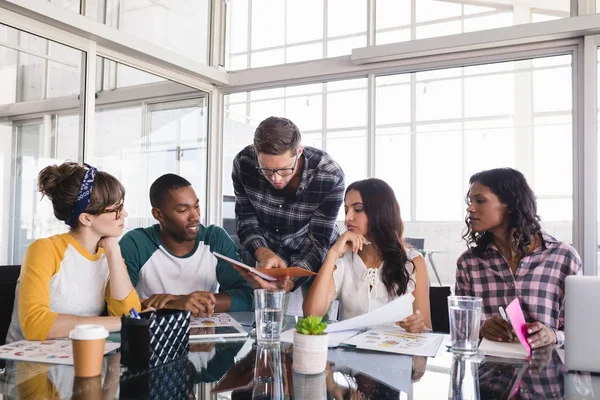 I colleghi di lavoro discutono all'ufficio creativo — Foto Stock