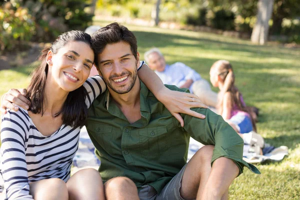 Casal feliz sentado no parque — Fotografia de Stock