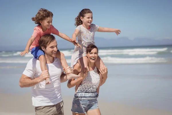 Família alegre desfrutando na praia — Fotografia de Stock