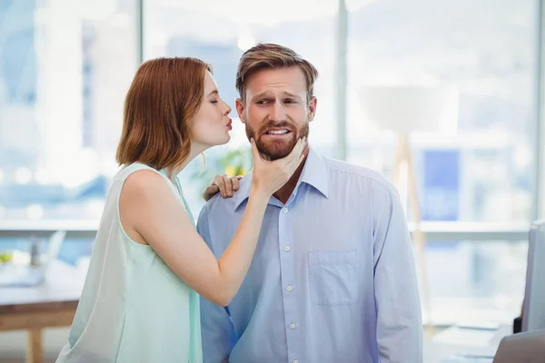 Mulher afetuosa beijando o homem — Fotografia de Stock