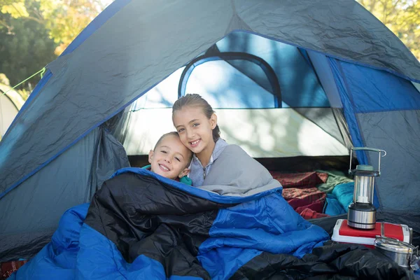 Gelukkig broers en zussen zitten in de tent — Stockfoto