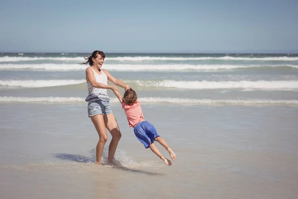 母亲与儿子在岸上享受 — 图库照片