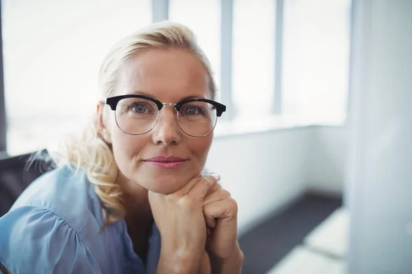 Esecutivo sorridente in carica — Foto Stock