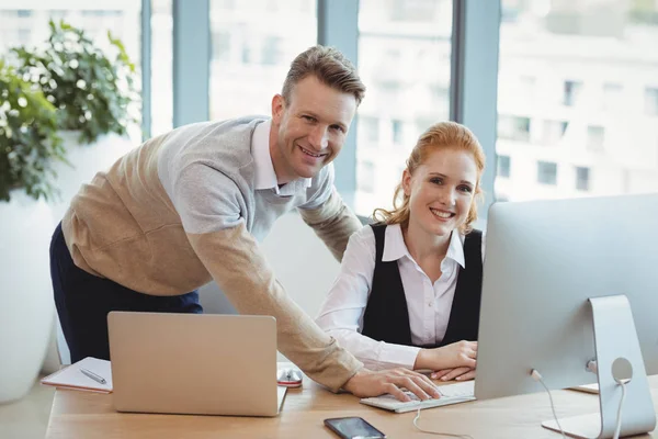 Cadres souriants travaillant au bureau — Photo