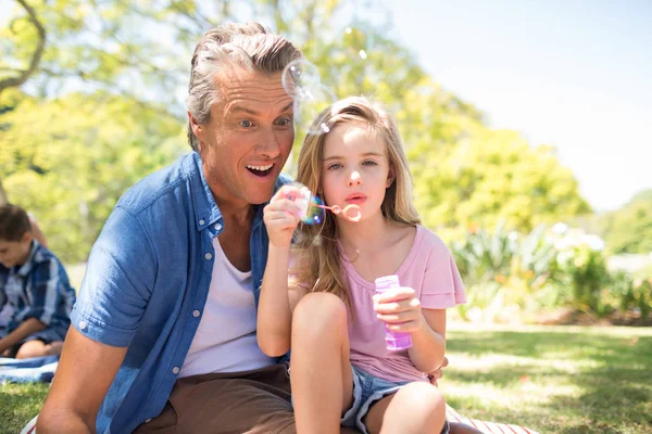 Vader en dochter zeepbel blazen — Stockfoto