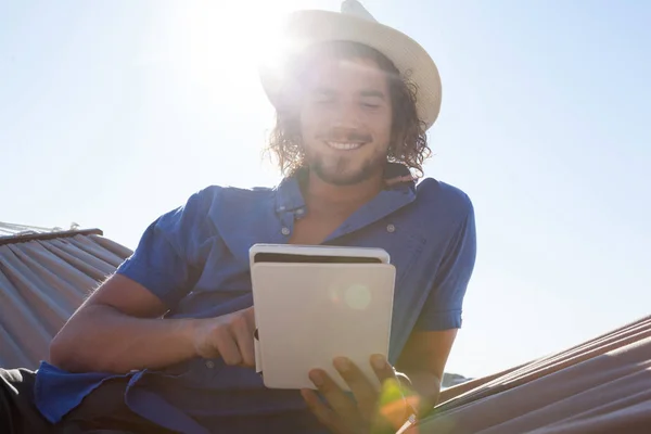 Hamak Beach üzerinde tablet kullanan adam — Stok fotoğraf