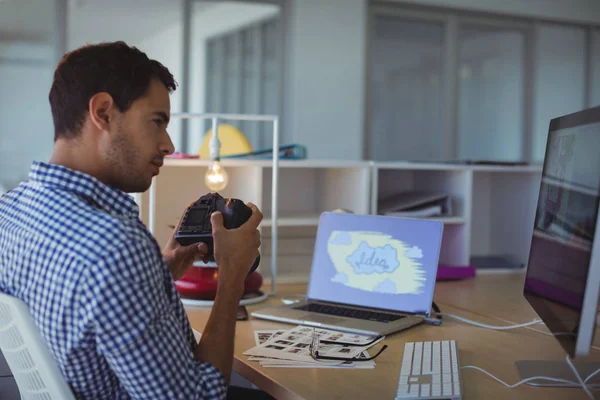 Photographer holding camera — Stock Photo, Image