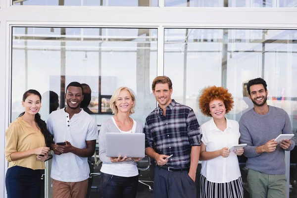 Mensen uit het bedrijfsleven met verschillende technologieën — Stockfoto