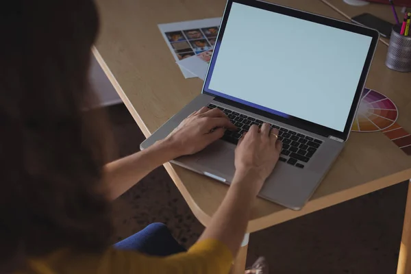 Unternehmer tippt am Schreibtisch auf Laptop — Stockfoto