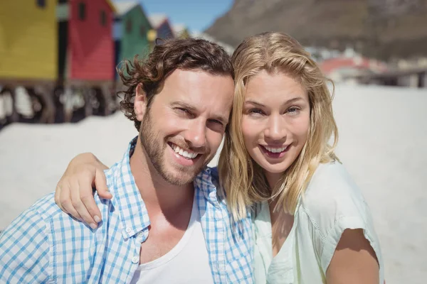 Portrait of happy couple at beach — Stock Photo, Image