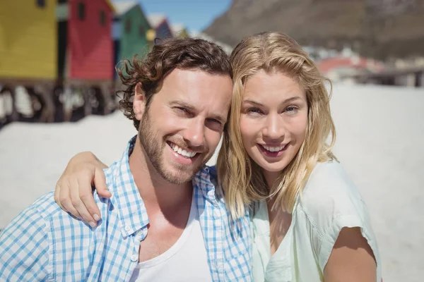 Retrato de casal feliz na praia — Fotografia de Stock