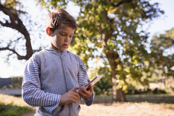 Junge benutzte Handy im Wald — Stockfoto