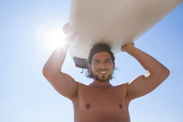 Surfer trägt Surfbrett über Kopf — Stockfoto