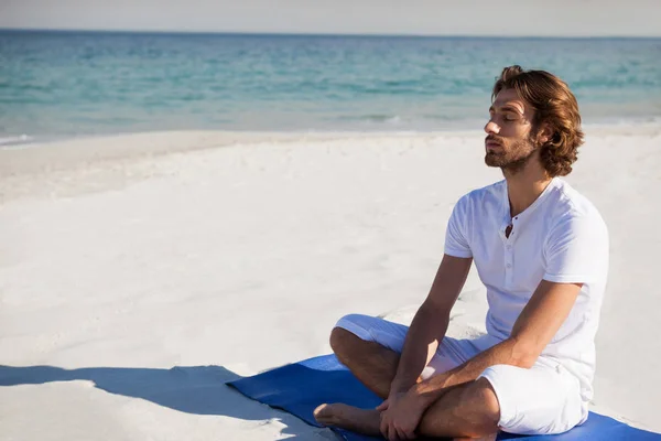 Man with eyes closed meditating at beach — Stock Photo, Image