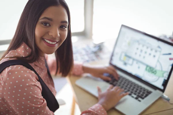 Pengusaha wanita yang bekerja pada laptop di kantor — Stok Foto