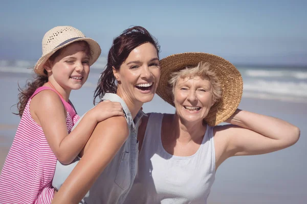 Alegre família multi-geração na praia — Fotografia de Stock