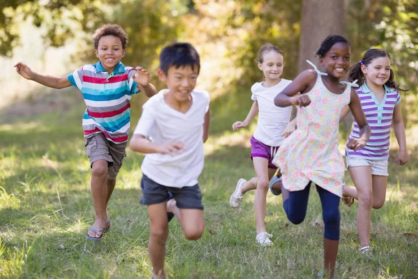 Amigos felices corriendo en el camping — Foto de Stock