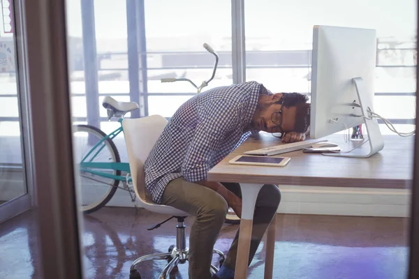Müder Geschäftsmann schläft auf Schreibtisch — Stockfoto