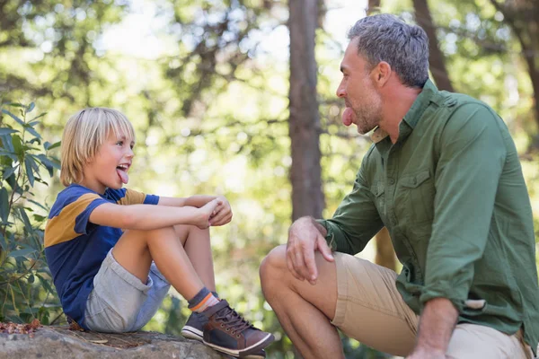 Padre e hijo sacando la lengua — Foto de Stock