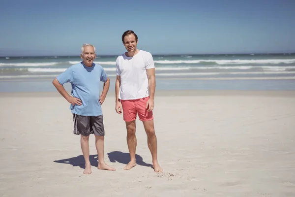 Homem com pai em pé na praia — Fotografia de Stock