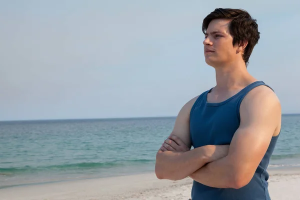 Seorang pria berdiri di pantai dengan tangan tersilang — Stok Foto