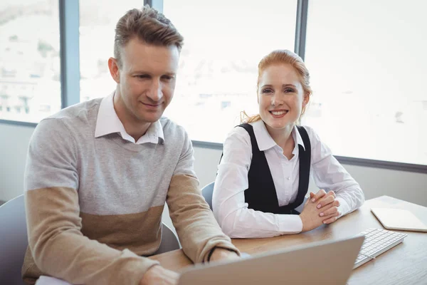 Ejecutivos trabajando juntos en el escritorio — Foto de Stock