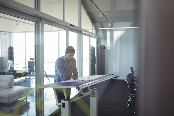 Desainer interior bekerja di kantor kreatif — Stok Foto