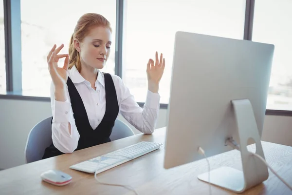 Verkställande utför yoga på skrivbord — Stockfoto