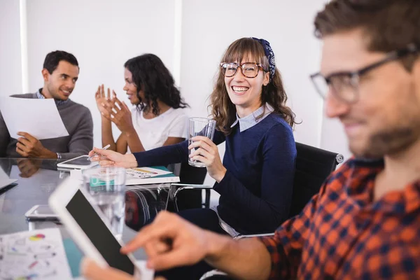 Geschäftsfrau sitzt neben Kollegen — Stockfoto