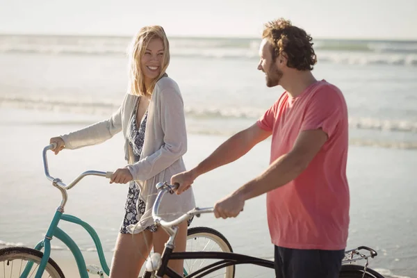 Jovem casal com bicicletas na praia — Fotografia de Stock