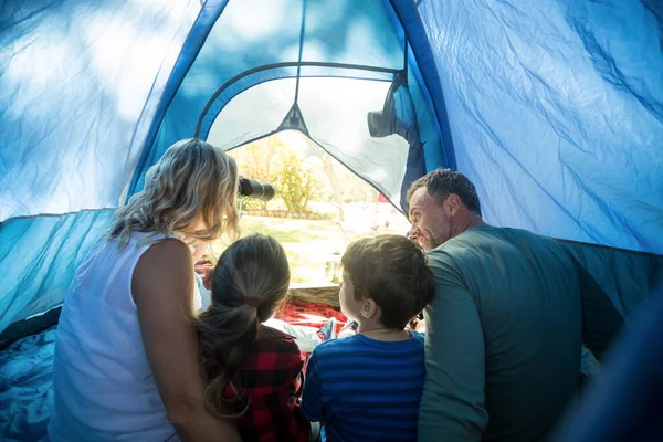 Família sentada na tenda — Fotografia de Stock