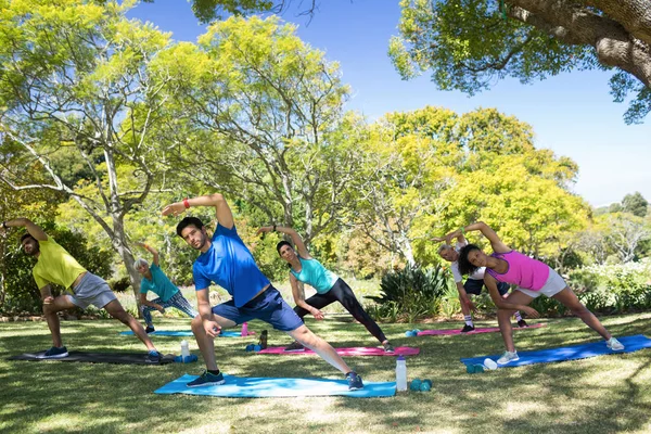 Grupo de personas que realizan ejercicio de estiramiento — Foto de Stock