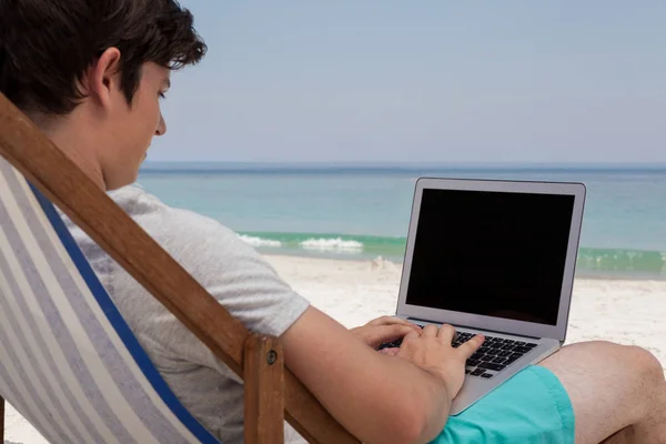 Człowiek za pomocą laptopa na plaży — Zdjęcie stockowe