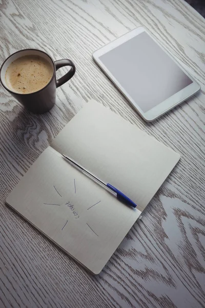 Tablette numérique avec tasse à café et livre sur table — Photo