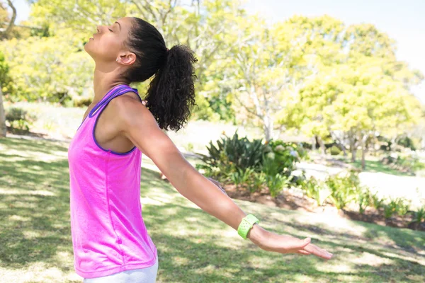 Kvinnliga joggaren stretching hennes armar — Stockfoto