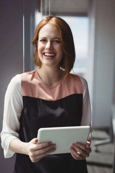 Manager mit digitalem Tablet — Stockfoto