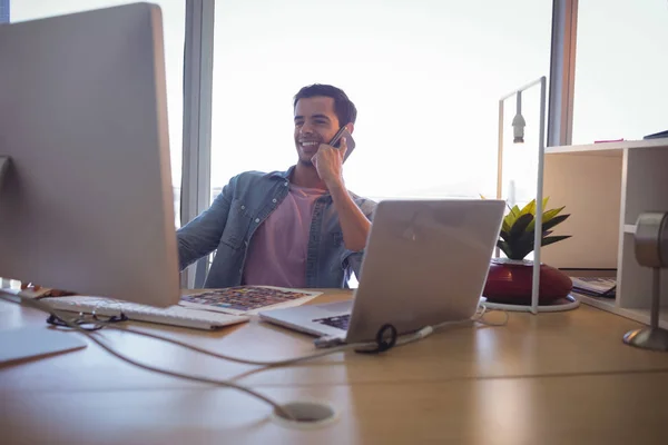 Affärsman prata telefon medan du arbetar — Stockfoto