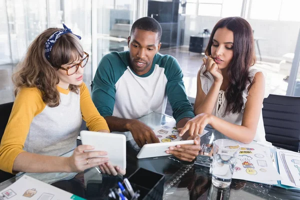 Gente de negocios discutiendo sobre tabletas — Foto de Stock