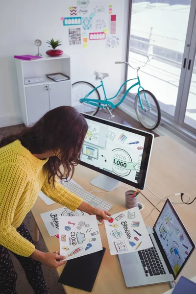 Designer gráfico feminino trabalhando na mesa de escritório — Fotografia de Stock