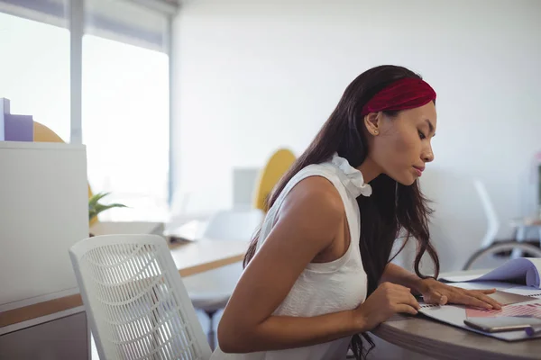 Imprenditrice che lavora alla scrivania dell'ufficio — Foto Stock