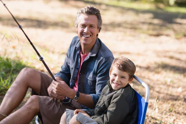 Vader en zoon vissen op zonnige dag — Stockfoto