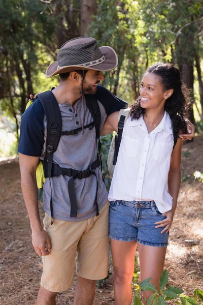 Casal caminhante olhando um para o outro — Fotografia de Stock