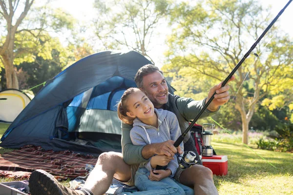 Father and daughter holding fishing rod — Stock Photo, Image