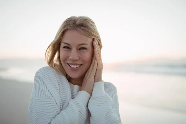 Lächelnde junge Frau am Strand — Stockfoto